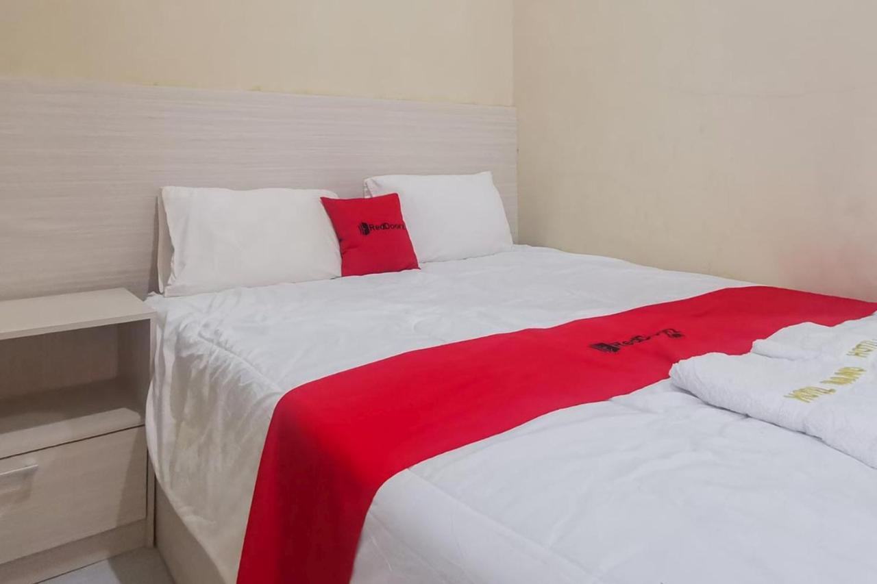 Reddoorz Near Pantai Pancer Door Pacitan Hotel Kültér fotó